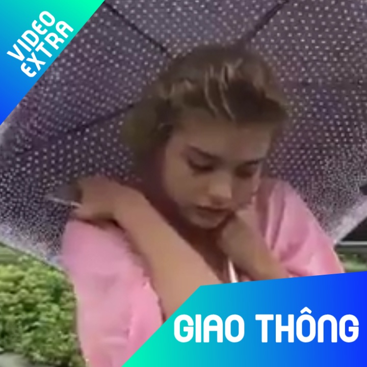 Co gai xinh dep nguong ngung khi dam xe sang vao con luon hinh anh