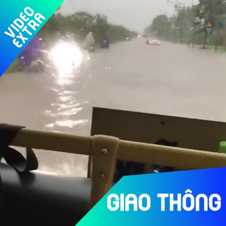 Duong ngap nhu song, xe buyt 'hoa' xuong loi tren pho thu do hinh anh