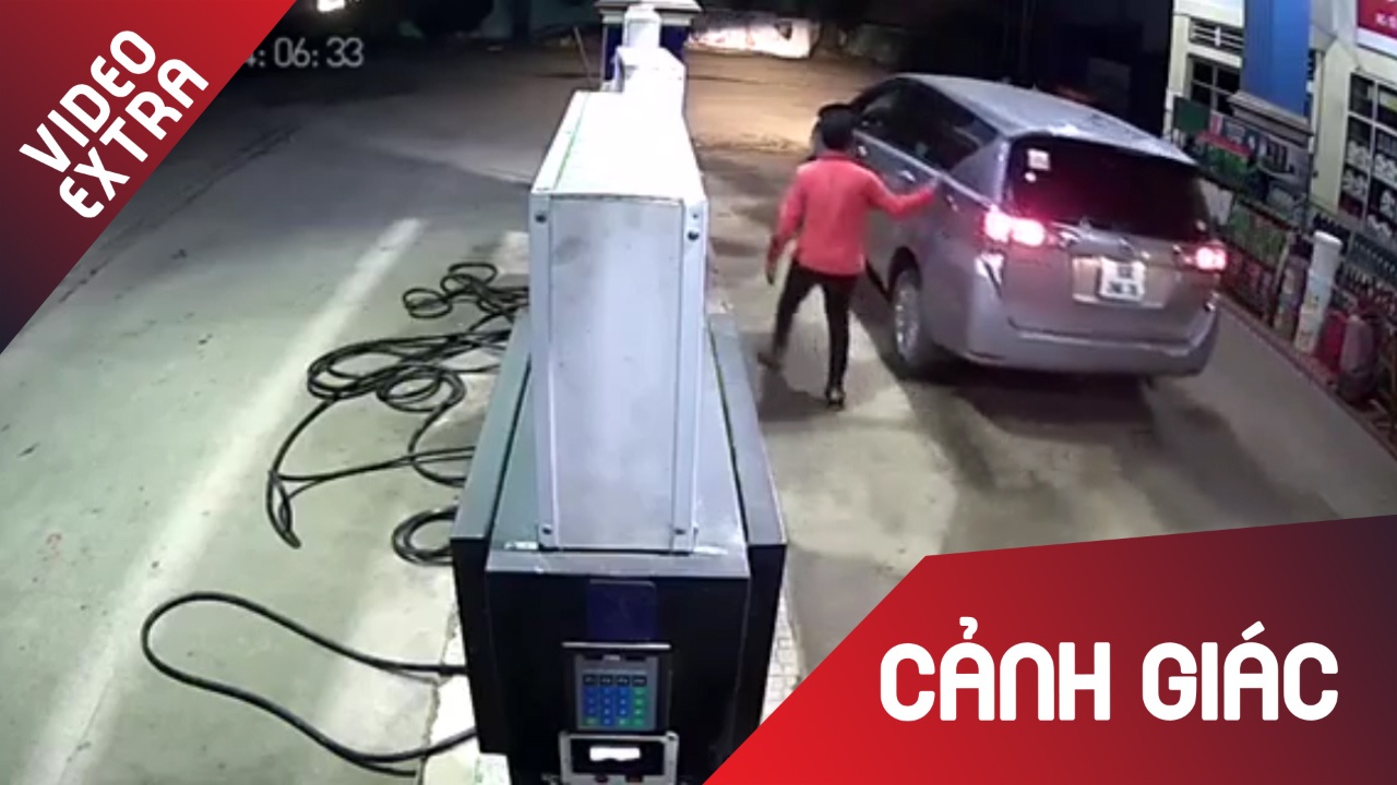 Tai xe oto quyt tien do xang, tuc toc lai xe bo chay hinh anh