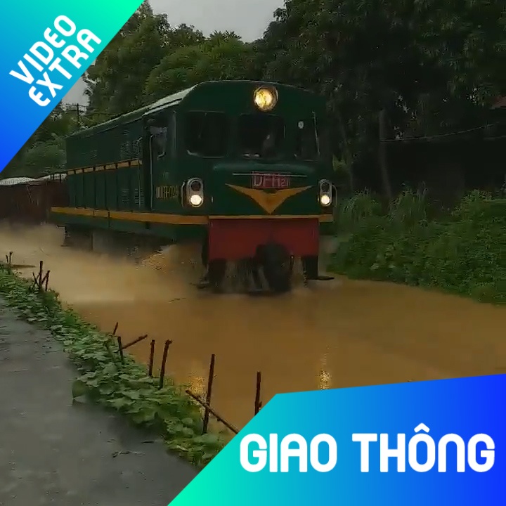 Mua to ngap duong ray, xe lua bien thanh 'tau hoa duong thuy' hinh anh