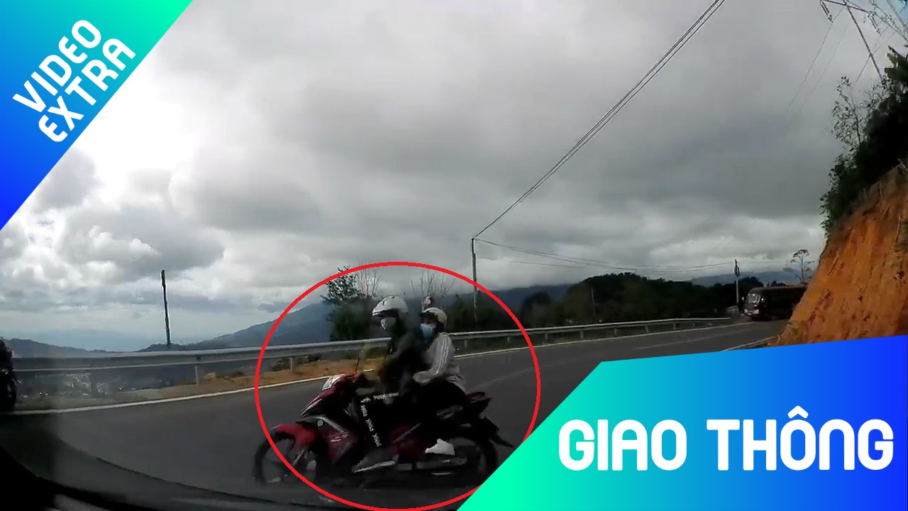 Om cua au, xe may suyt bi oto dam tren deo hinh anh