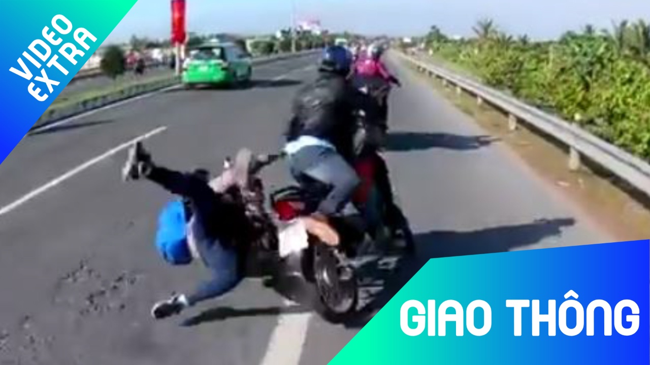 Xe may vuot au tong nga ca gia dinh roi bo chay hinh anh