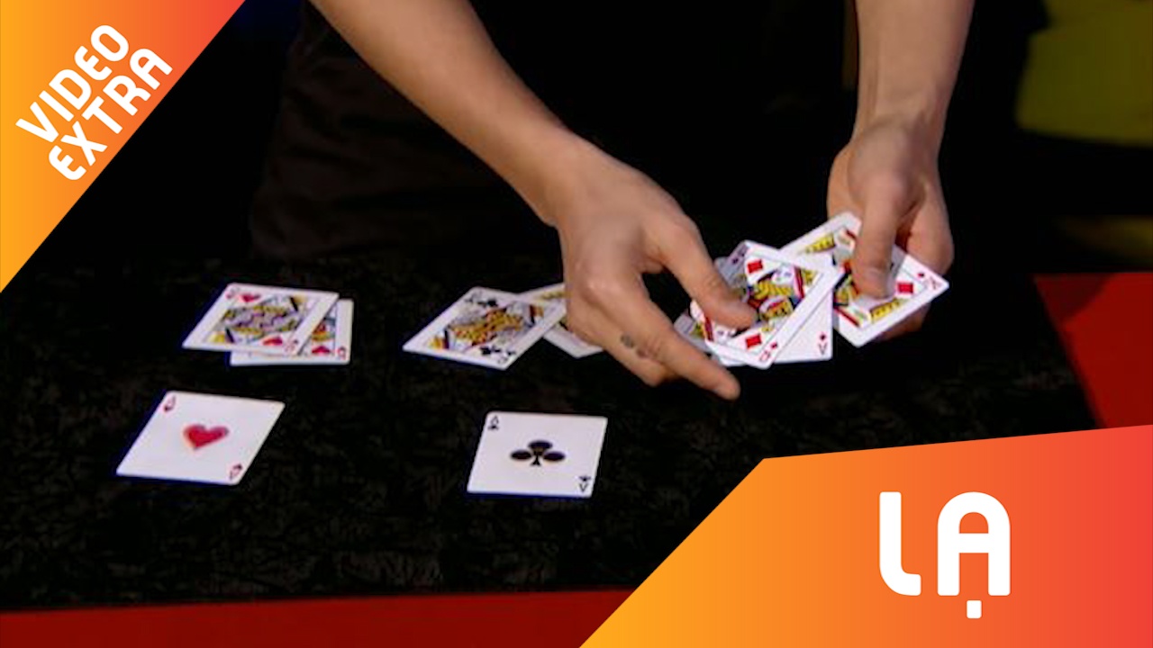 Chang trai ao thuat doi la bai bien mat ngay tren ban tay hinh anh