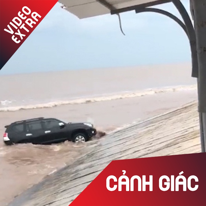 Oto 'choi lieu' chay doc bo bien giua con song hinh anh