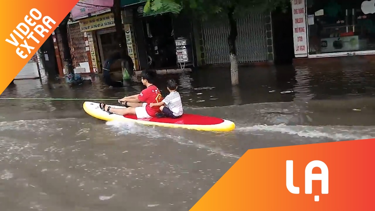 Mua ngap qua dau goi, nguoi dan dem van ra duong 'luot song' hinh anh