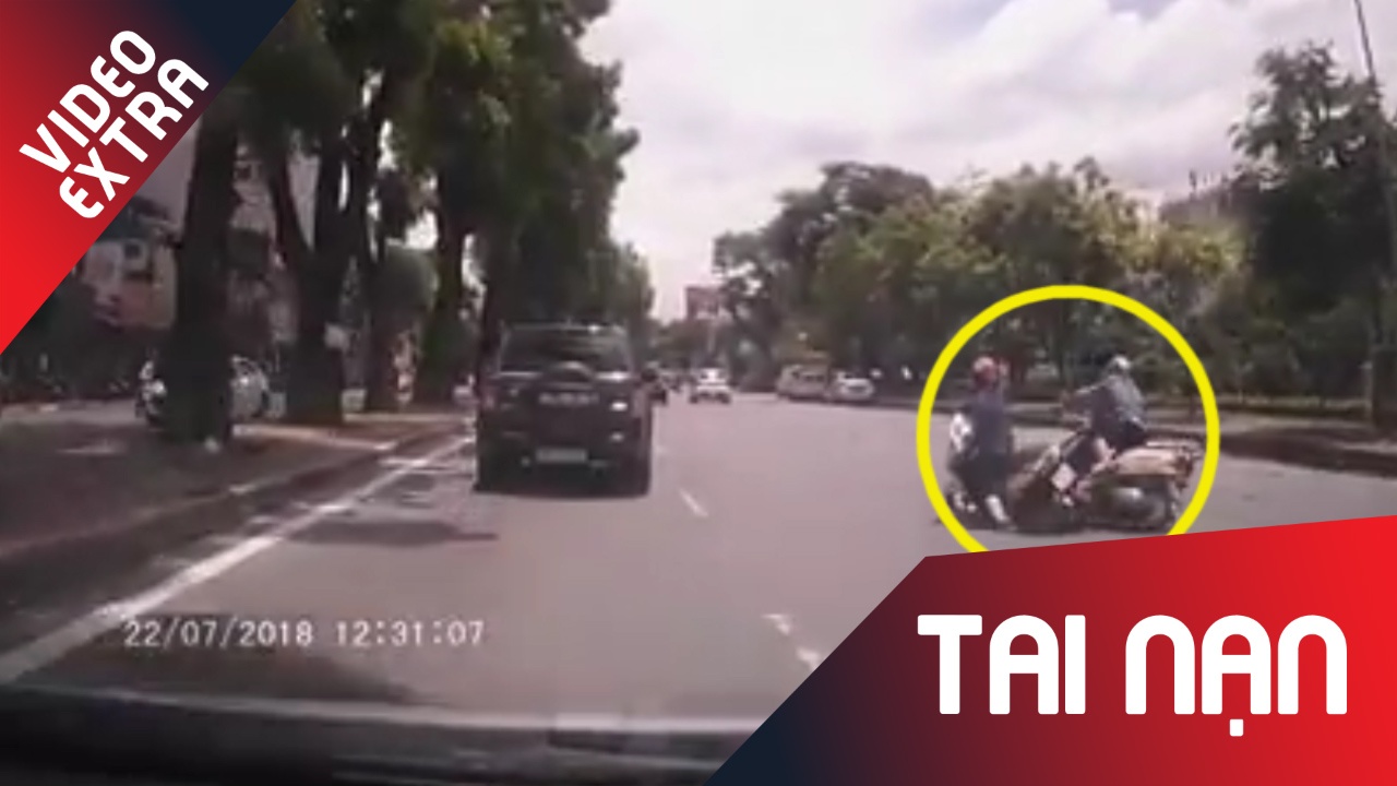 Vua chay xe vua noi chuyen, 2 nguoi phu nu keo nhau te giua duong hinh anh