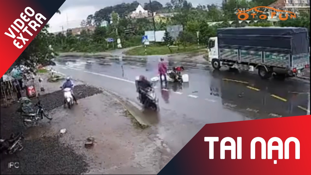 Thanh nien chay 'xe gio', phong vao dau xe tai giua troi mua hinh anh