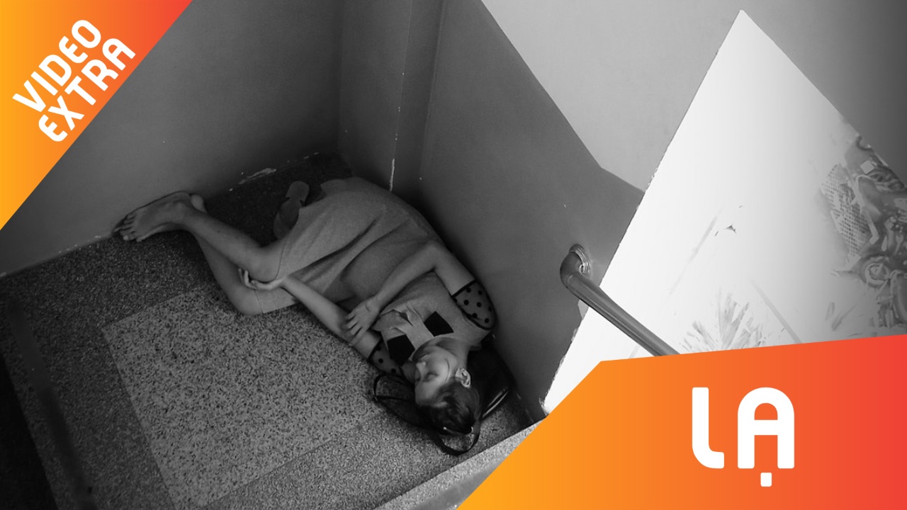 Me bau nam ngu co ro o goc cau thang benh vien khien dan mang xot xa hinh anh