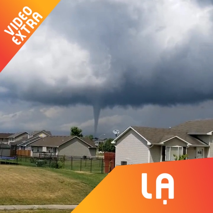 Voi rong, loc xoay cung luc xuat hien tren bau troi o My hinh anh