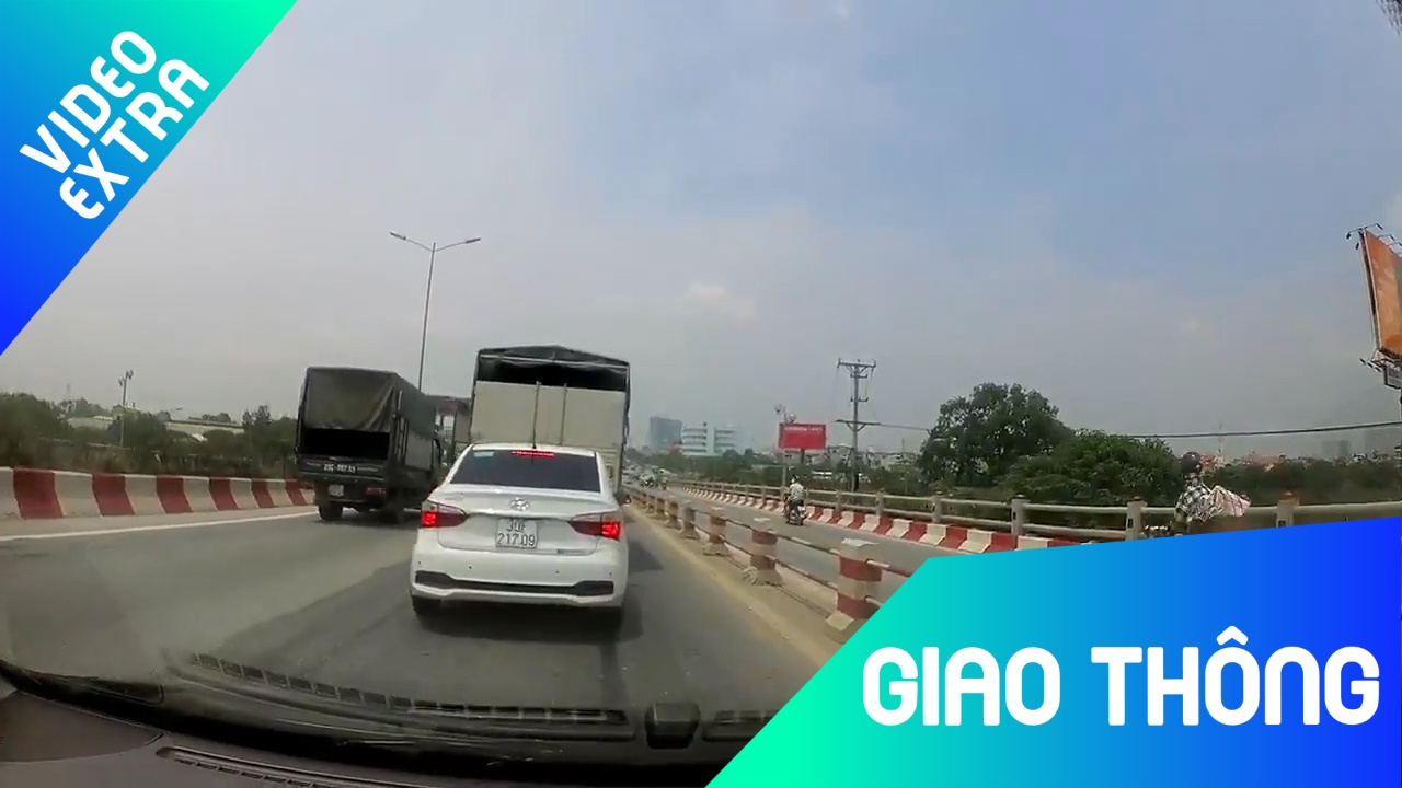 Di qua sat, xe sang dam vao duoi khi xe tai thang gap hinh anh