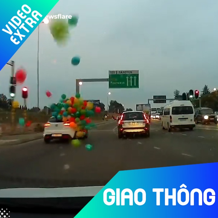 Xe oto tha hang tram bong bay tren duong cao toc nuoc ngoai hinh anh