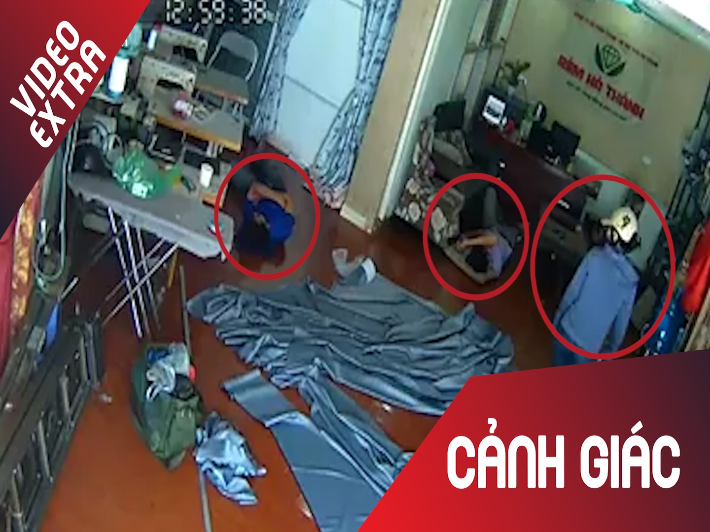 Chu nha ngu trua, nguoi phu nu than nhien vao nha trom vi tien hinh anh