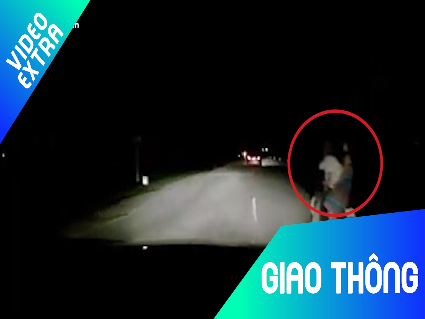 Loe mat boi den xe oto, tai xe suyt dam vao nguoi di duong hinh anh