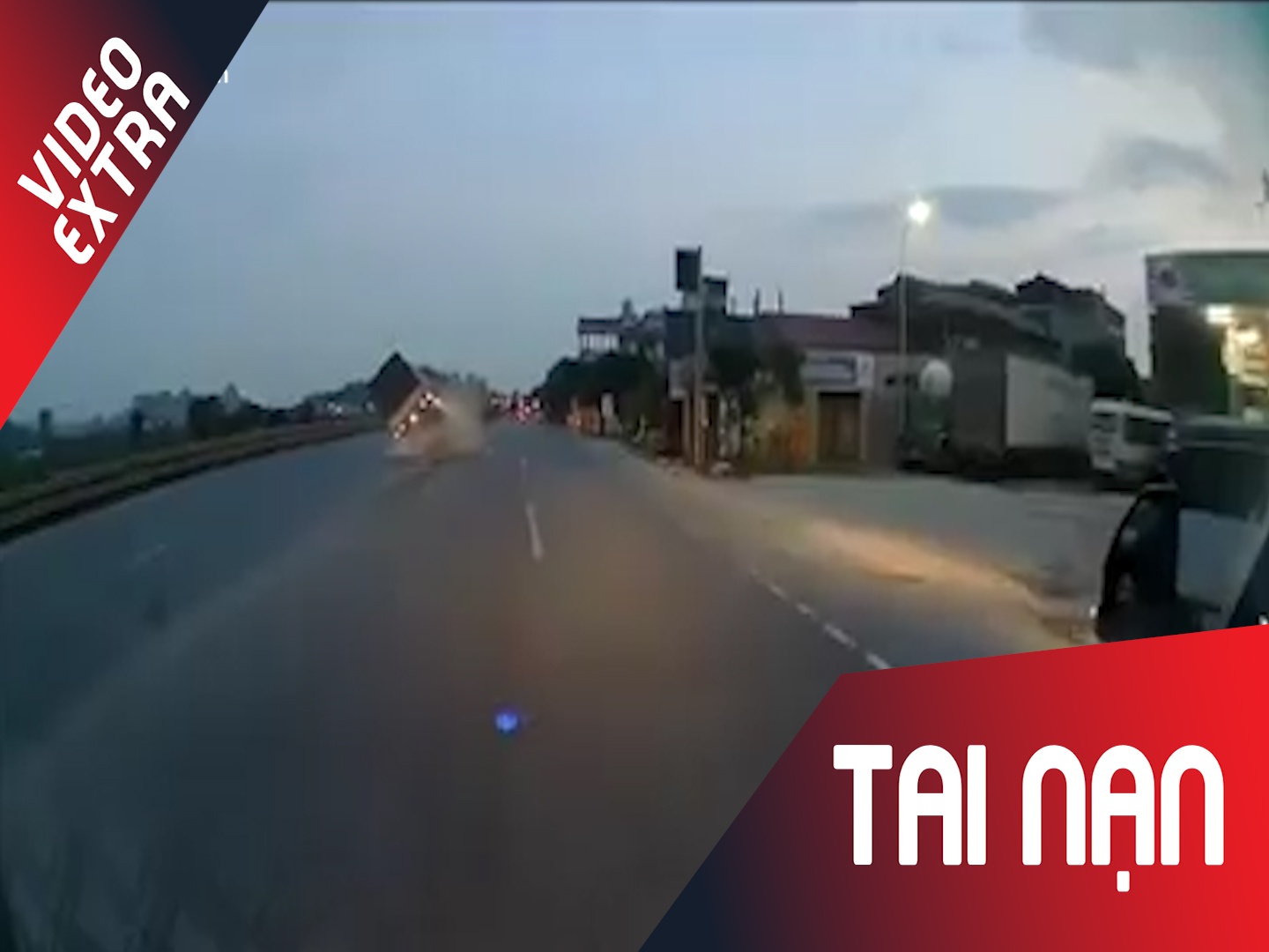 Ngu quen, tai xe xe tai lao thang len day phan cach hinh anh