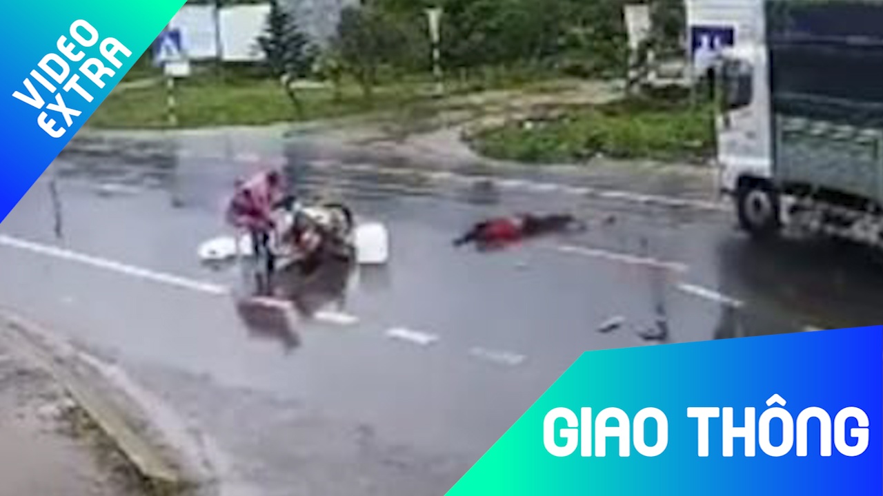 Va quet nguoi qua duong, xe may lai ui dau xe tai hinh anh