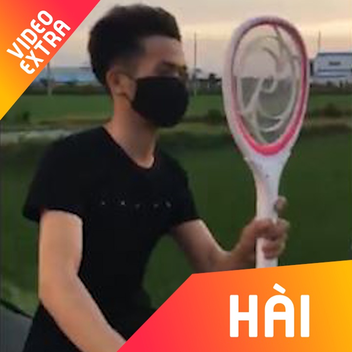 Thanh nien vua chay xe vua dung vot muoi tranh con trung hinh anh