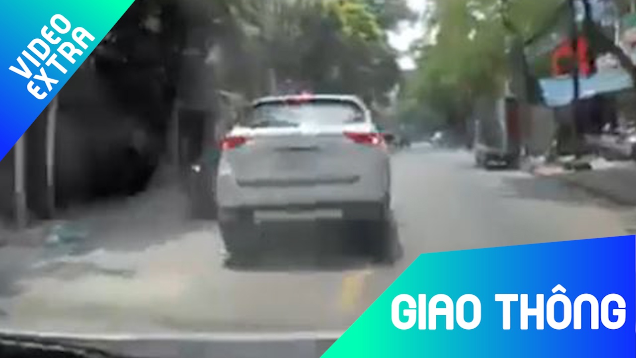 Oto dang chay bong doi huong tong vao xe nguoc duong hinh anh