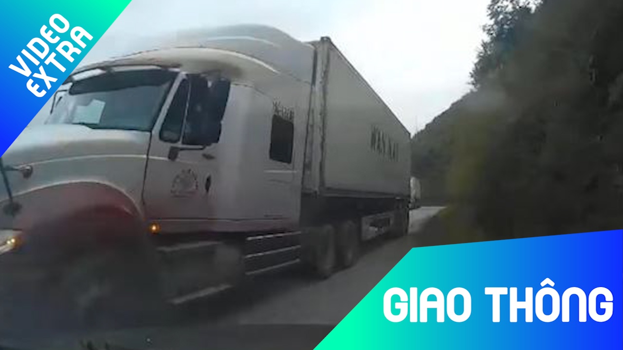 3 container lan lan vao khuc cua, ep oto vao vach nui hinh anh