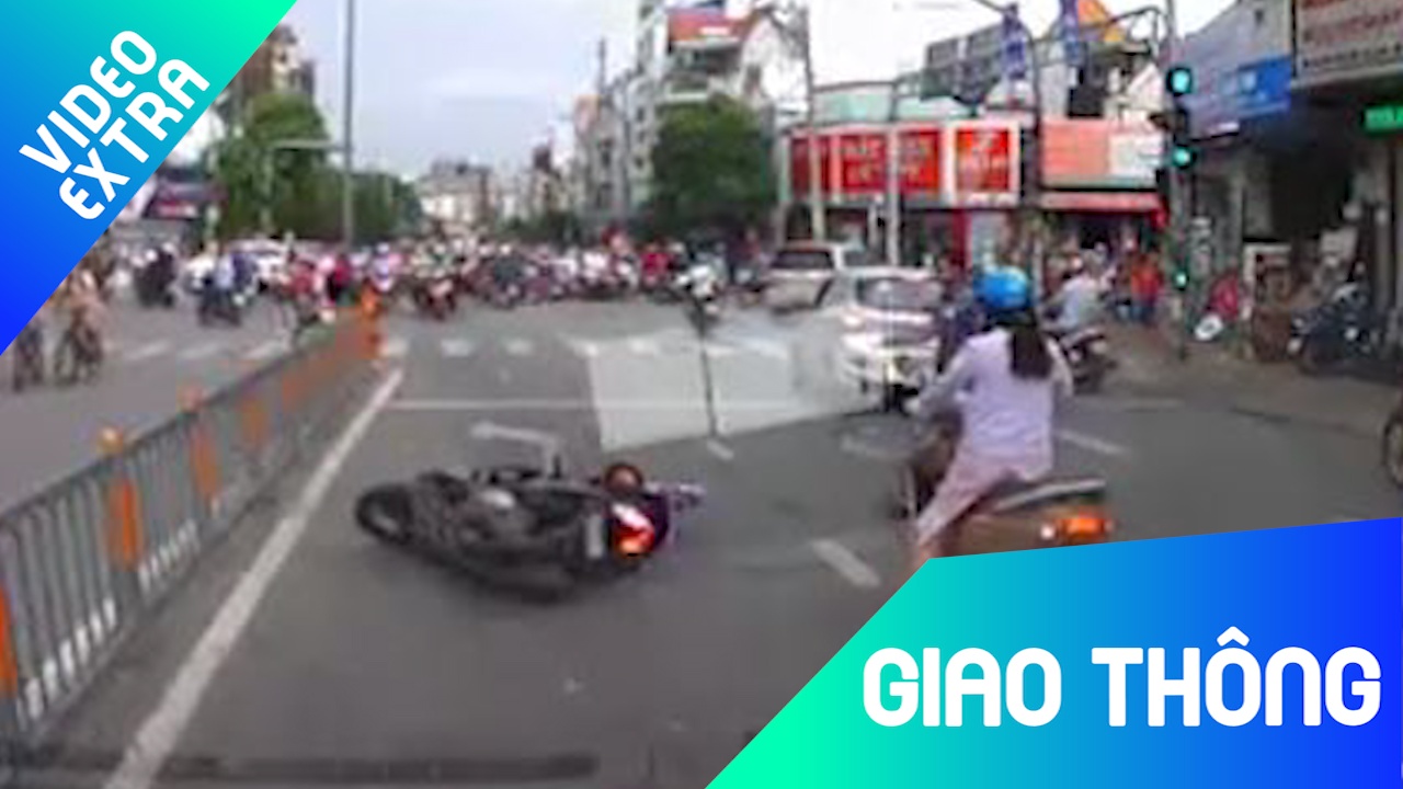 Nguoi say ruou chay xe may nga ngua truoc dau oto hinh anh