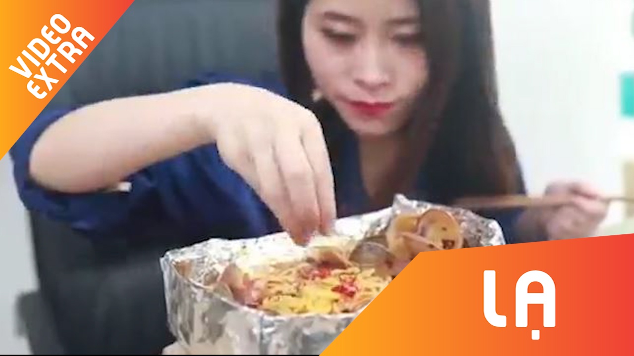 Co gai van phong tro tai nau mi hai san cay khong dung bep hinh anh