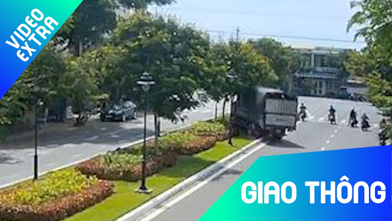 Xe tai chay voi toc do cao tong thang qua dai phan cach hinh anh