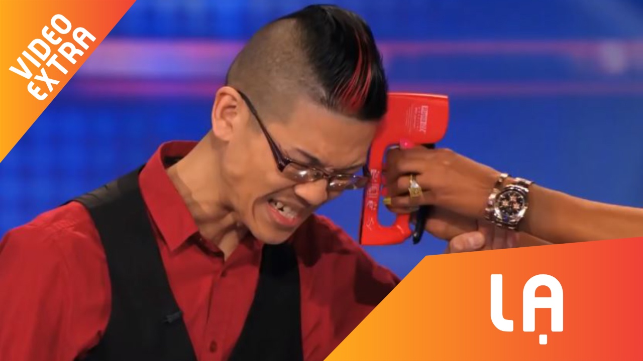 Ao thuat gia moi giam khao dung may ban kim ban vao dau minh hinh anh