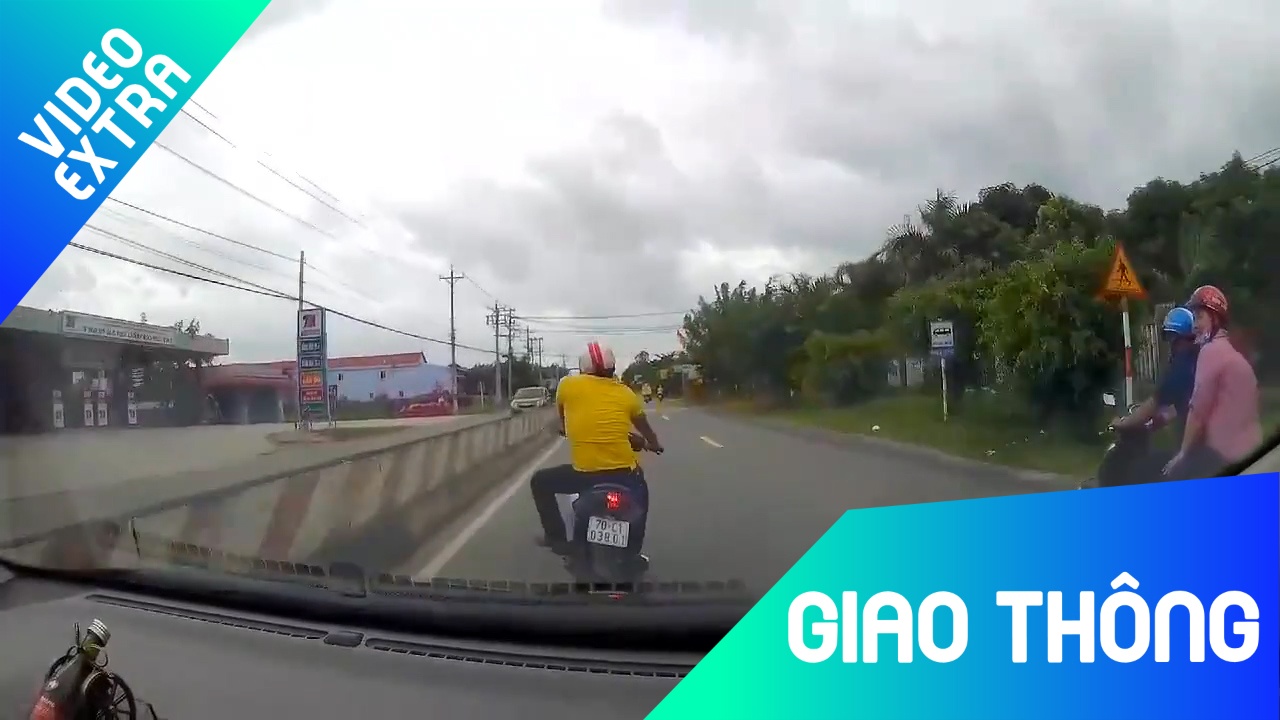 Xe may ngang nhien lang lach, danh vong, chan dau xe oto tren quoc lo hinh anh