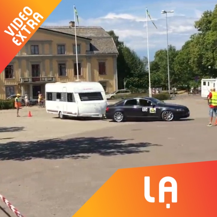 Bai thi lui xe dinh cao cua oto con keo theo ro mooc hinh anh