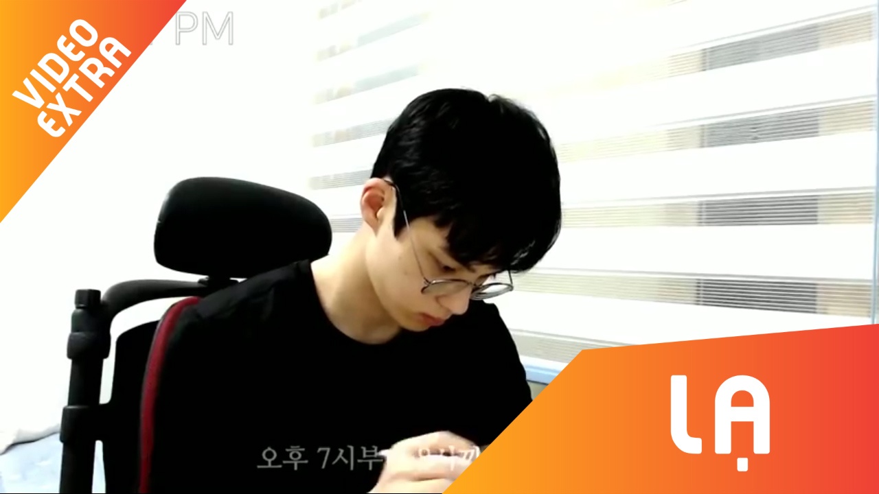 Chang trai hut 'trieu view' du chi livestream ngoi hoc bai hinh anh