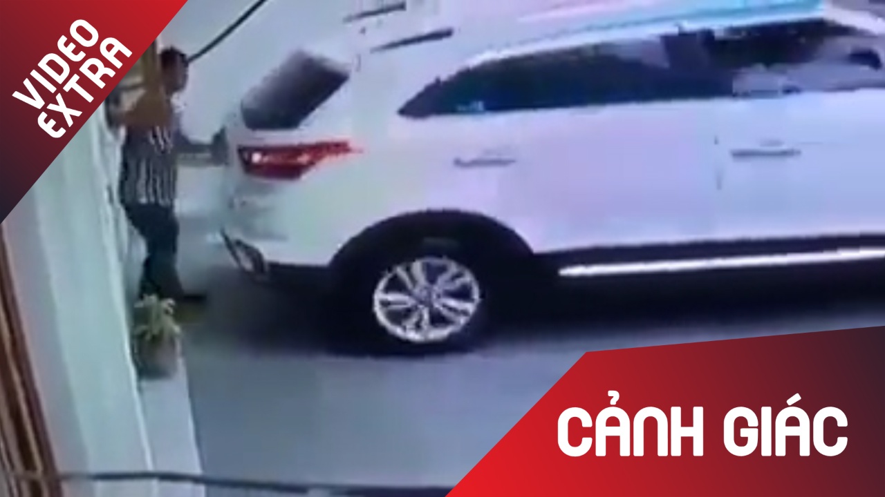 Dung sau xe xi nhan cho tai xe, bi tai xe dap nham chan ga dam trung hinh anh