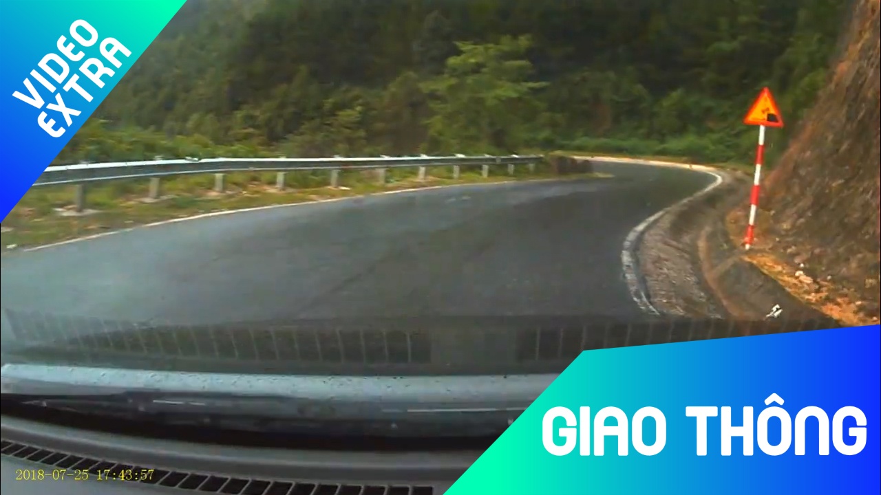 Bi mat lai khi vao cua tren duong deo uot, oto suyt dam vao vach da hinh anh