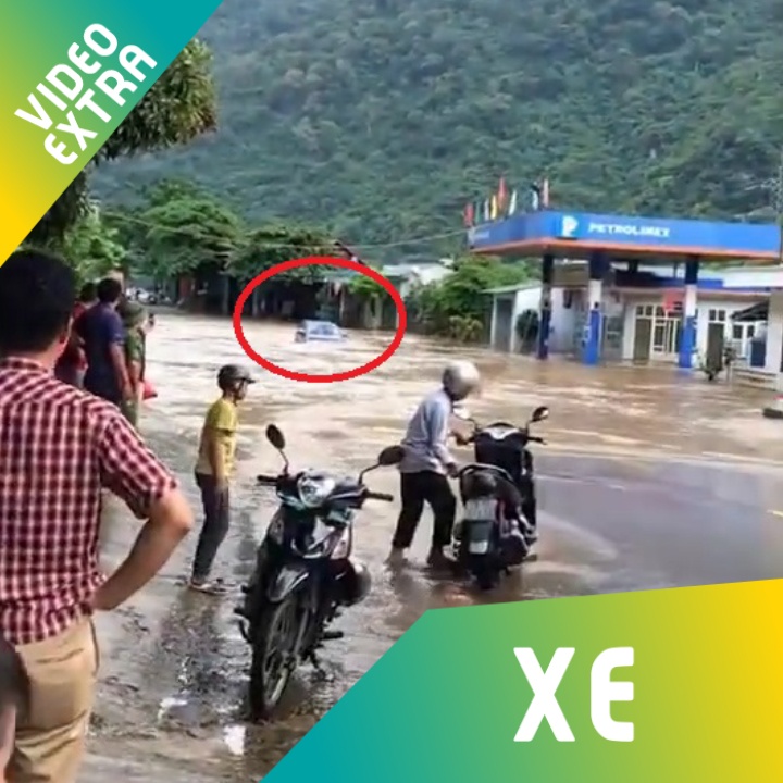 Xe ban tai loi nuoc bang bang du bi ngap hon nua than hinh anh