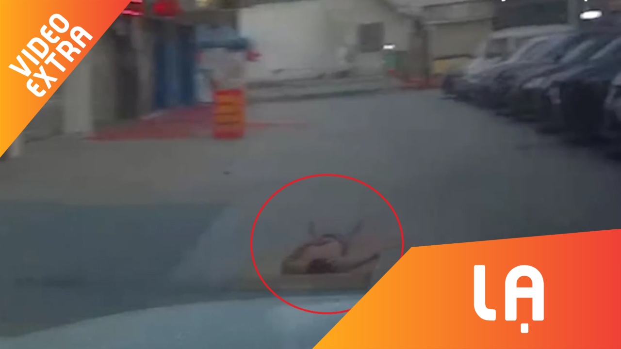 Nam ngu giua duong, nguoi dan ong bi oto nuot gon vao gam o Trung Quoc hinh anh