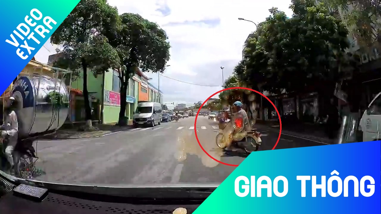 Khong nhin duong khi qua, nguoi dan ong suyt bi taxi dam trung hinh anh