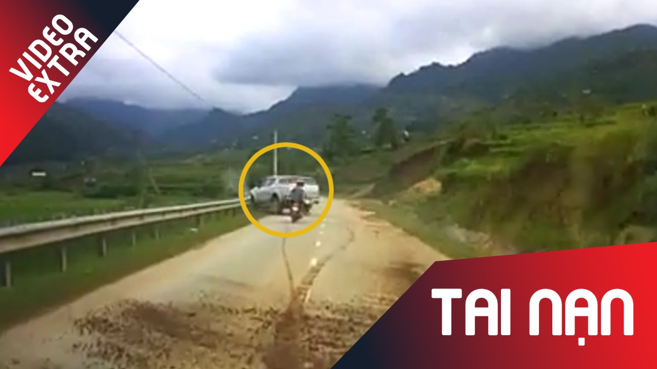 Oto dam vao dai phan cach vi truot cat giua duong hinh anh