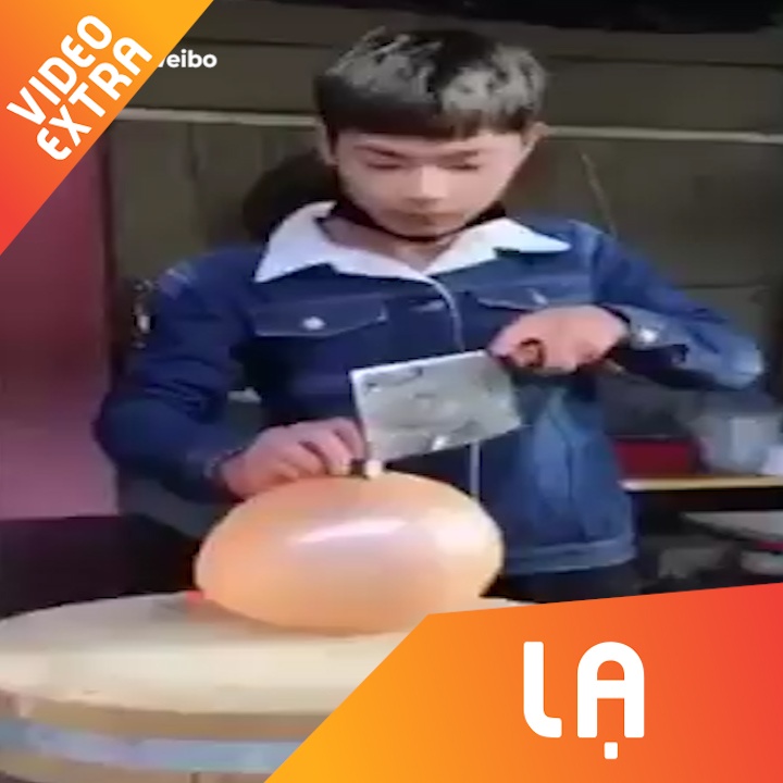 Anh chang lay dao phay cat rau cu tren qua bong khong vo hinh anh