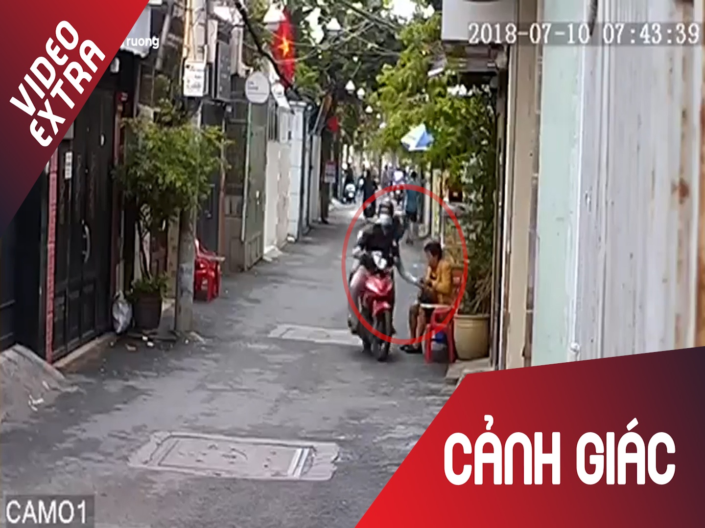 Ngoi dem tien truoc nha, nguoi phu nu bi cuop chay qua giat mat hinh anh