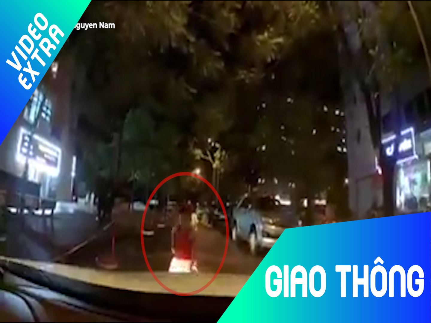 Tre con lao thang vao dau oto khien tai xe phanh gap hinh anh