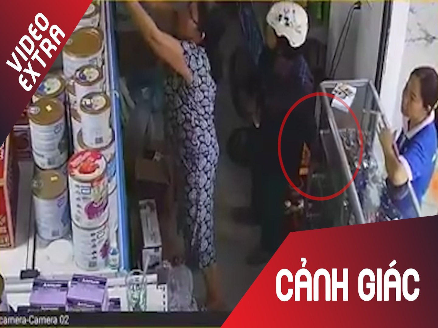 Nguoi phu nu than nhien trom do trong cua hang dong nguoi hinh anh