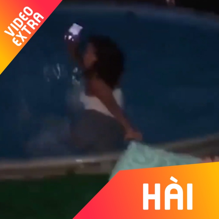 Co gai 'quen minh' cuu smartphone khi bi te xuong ho boi hinh anh