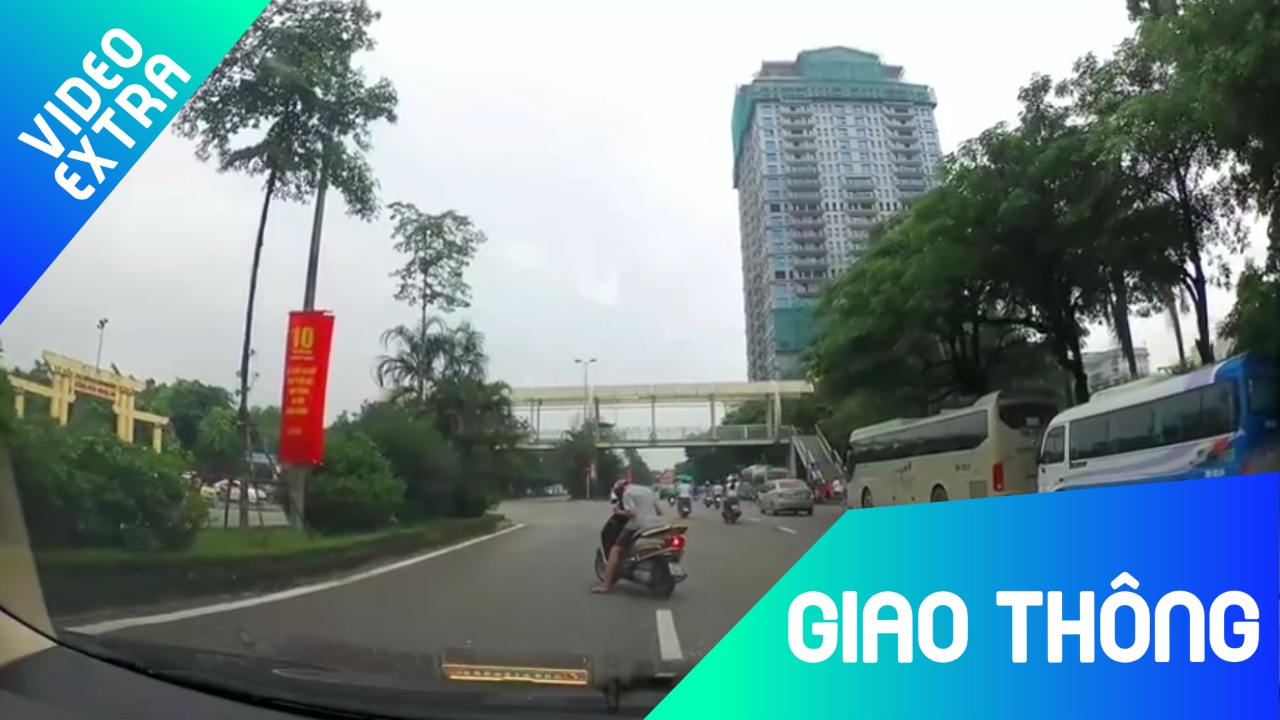 Thanh nien ngoi xe tay ga ngu giua duong hinh anh