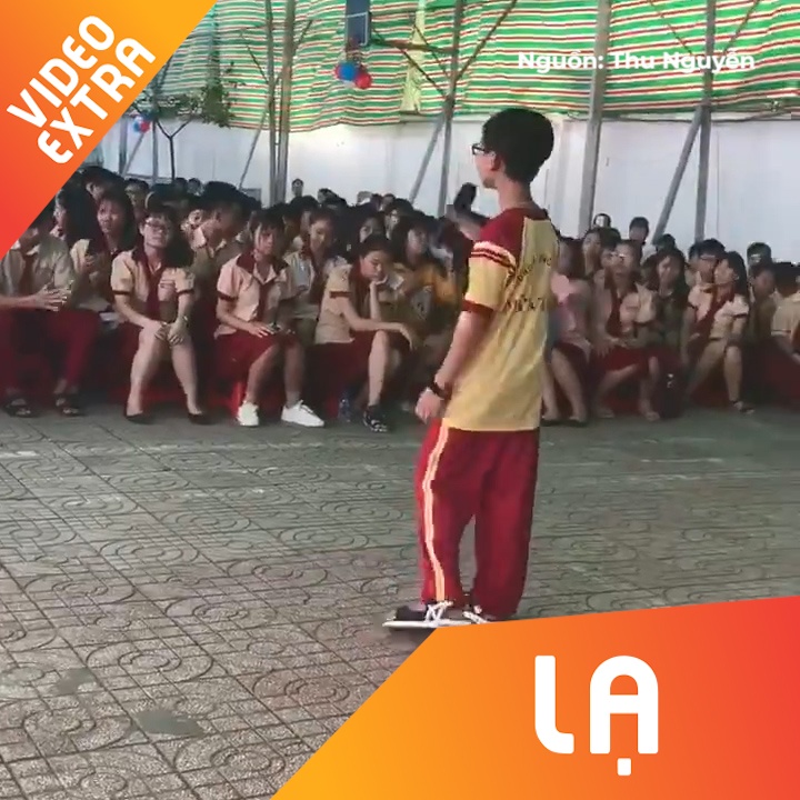 Cau be lop 7 'nao loan' ca san truong voi ban hit cua Huong Tram hinh anh