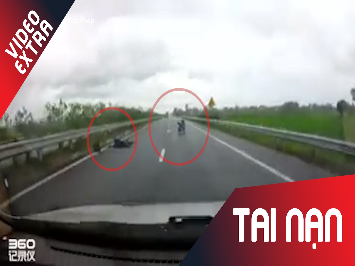 Tai xe nga khi lao vao dai phan cach, xe may 'tu chay' sang ben duong hinh anh