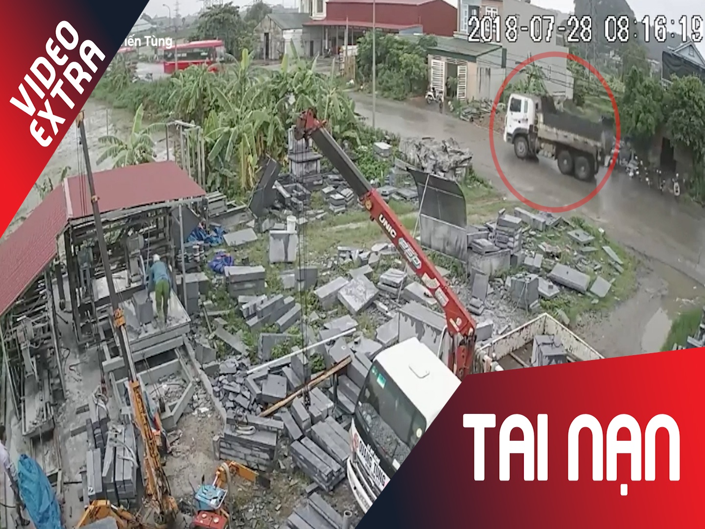 Tai xe xe tai phanh gap de tranh dam vao xe khach hinh anh