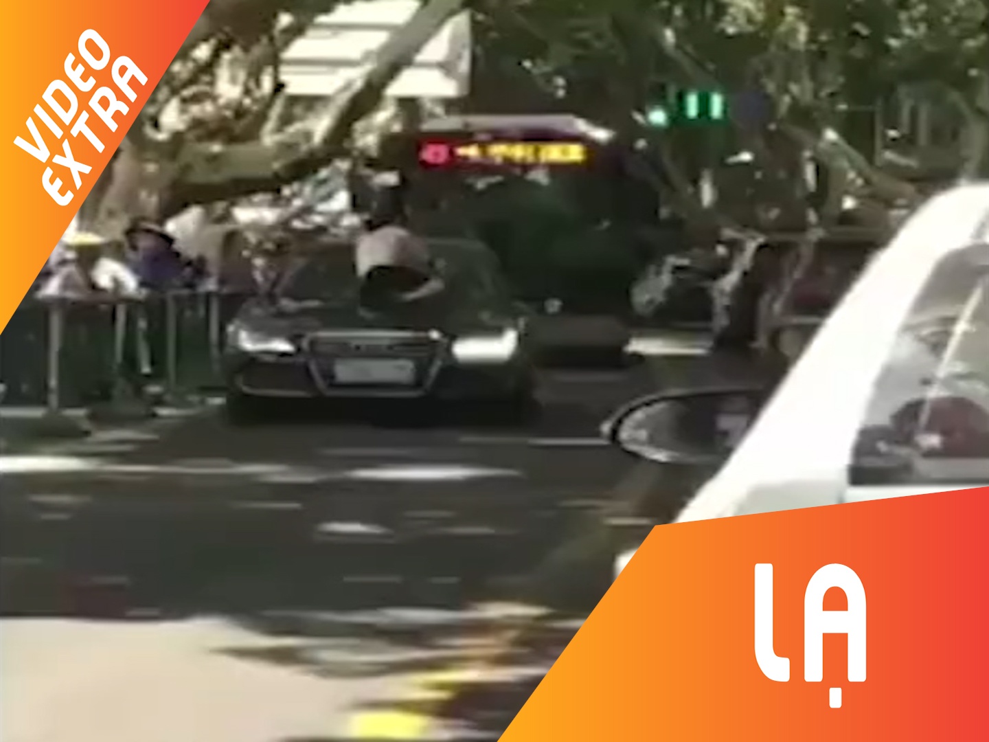 Vo dap nat kinh xe Audi de danh ghen chong hinh anh