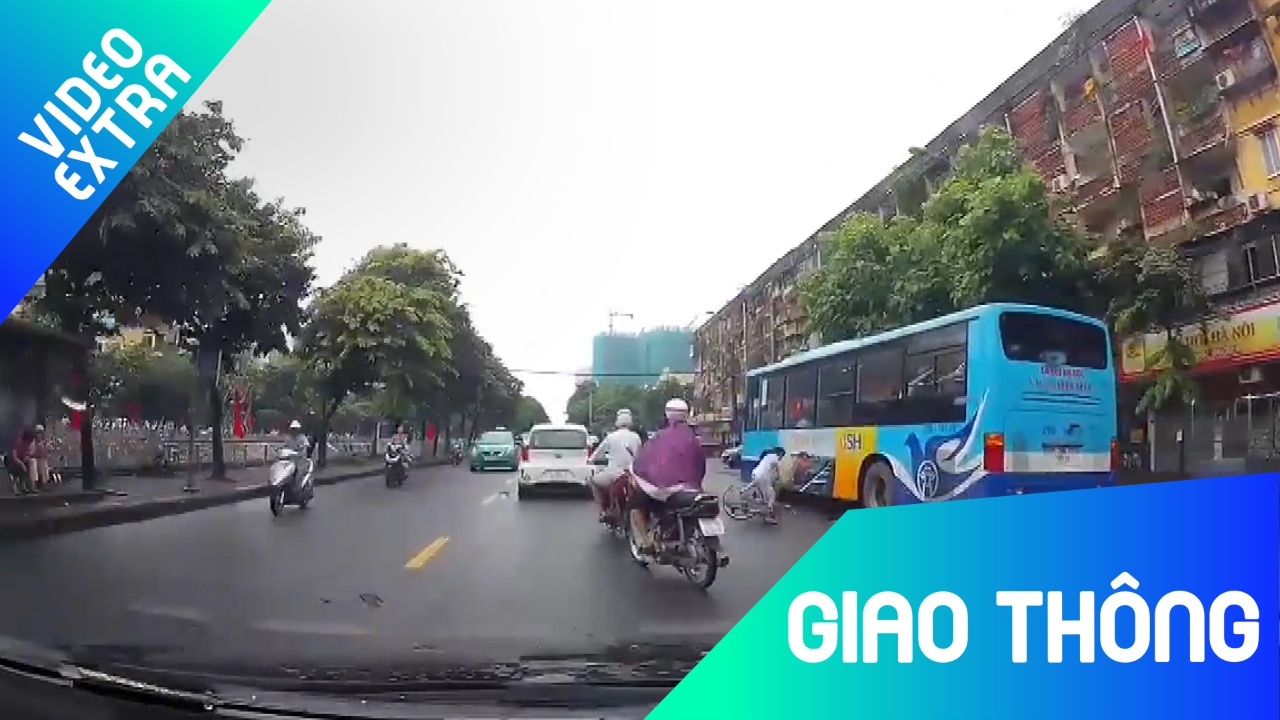 Ong chau di xe dap hang ngang, be gai suyt chet duoi gam xe buyt hinh anh