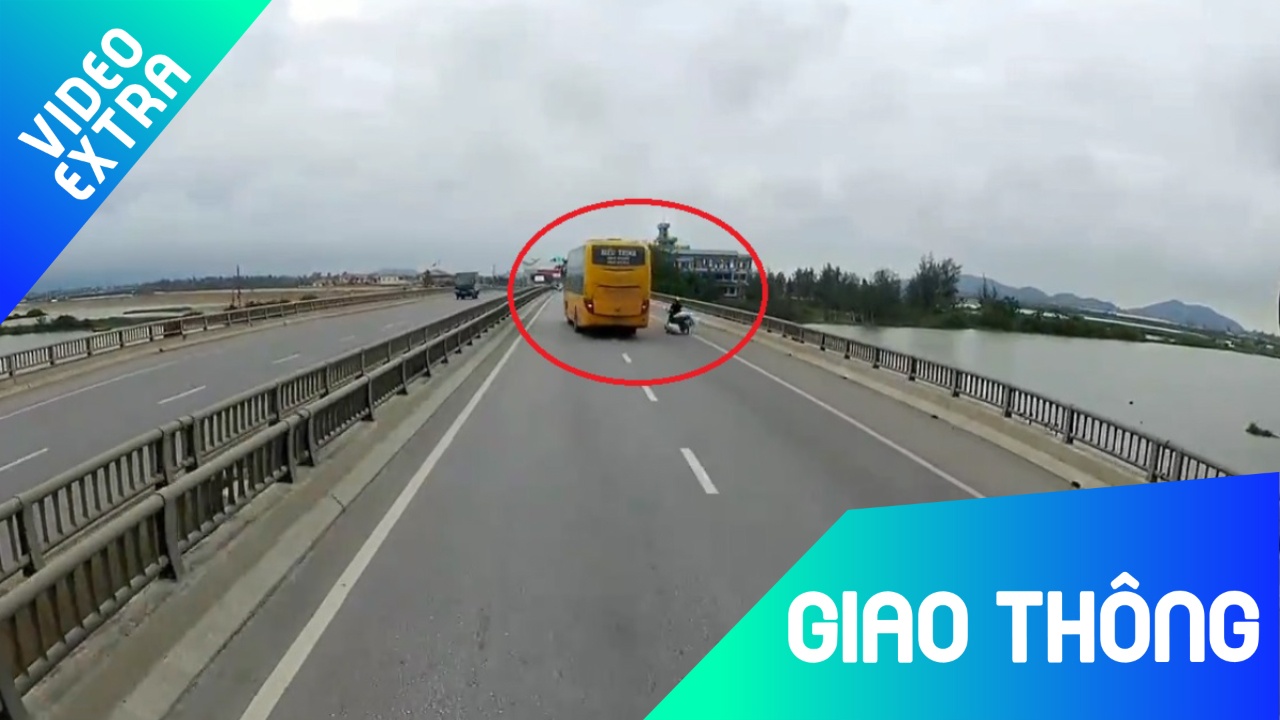 Oto danh lai tranh xe may tu nga ra duong nhu trong phim hinh anh