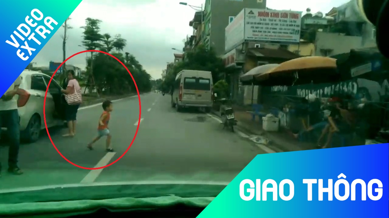 Em be lao ra giua duong ngay truoc oto hinh anh