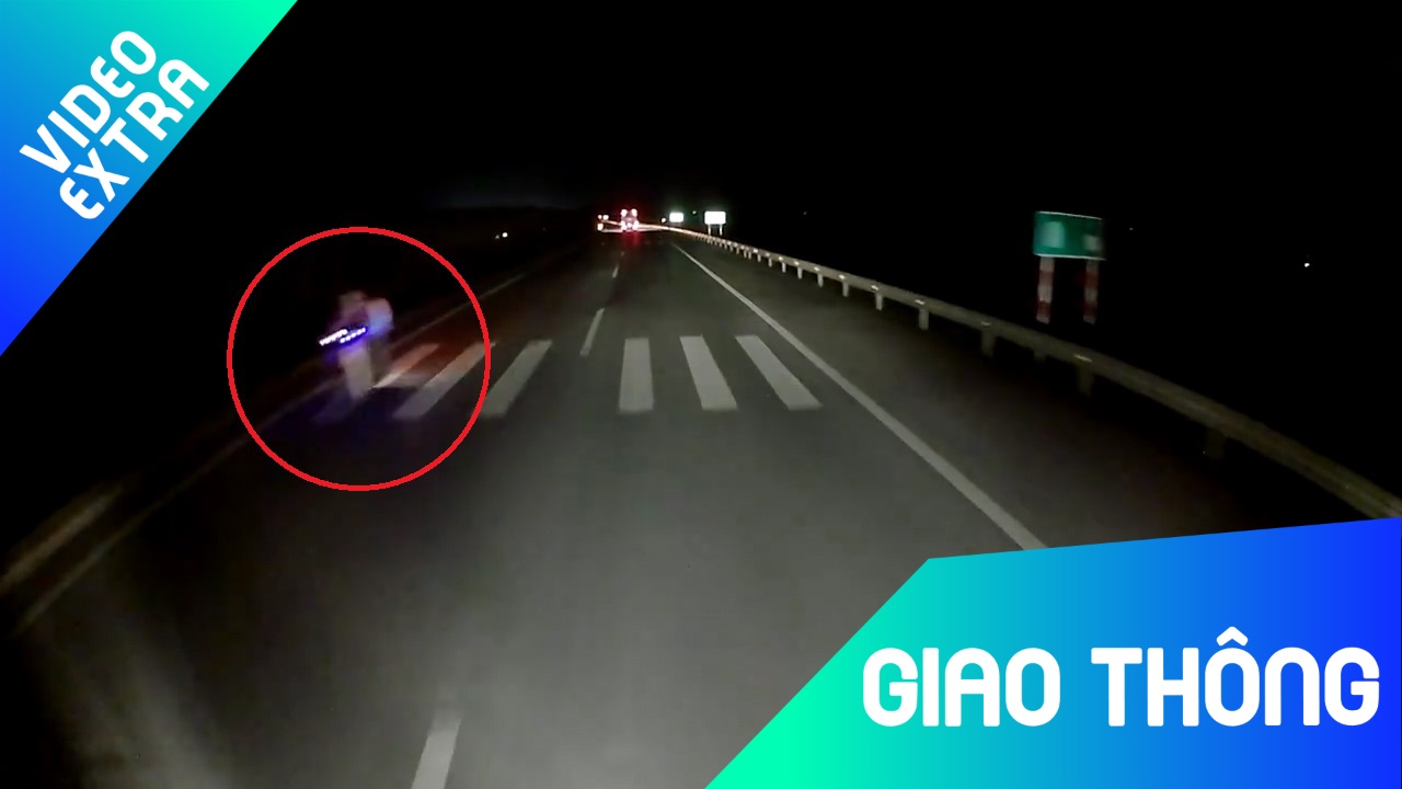 Xe may chay nguoc chieu trong dem hinh anh