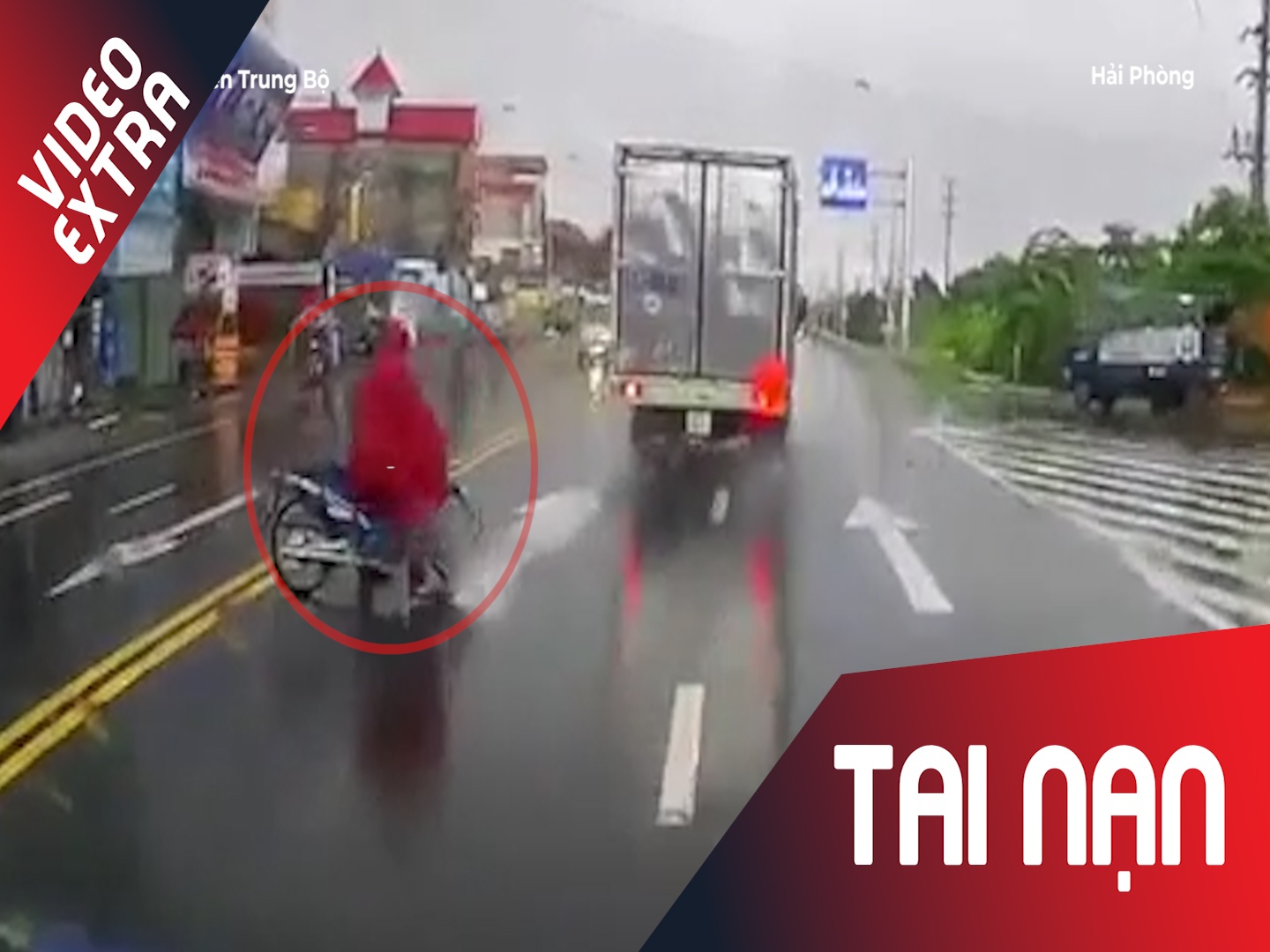 Suyt dam vao xe tai vi troi mua hinh anh